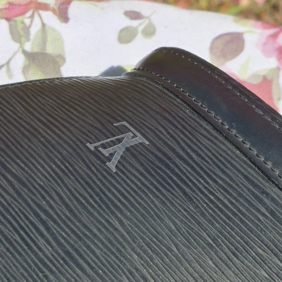 LOUIS VUITTON SAINT JACQUES Textured TOTE - Picture 11 of 16